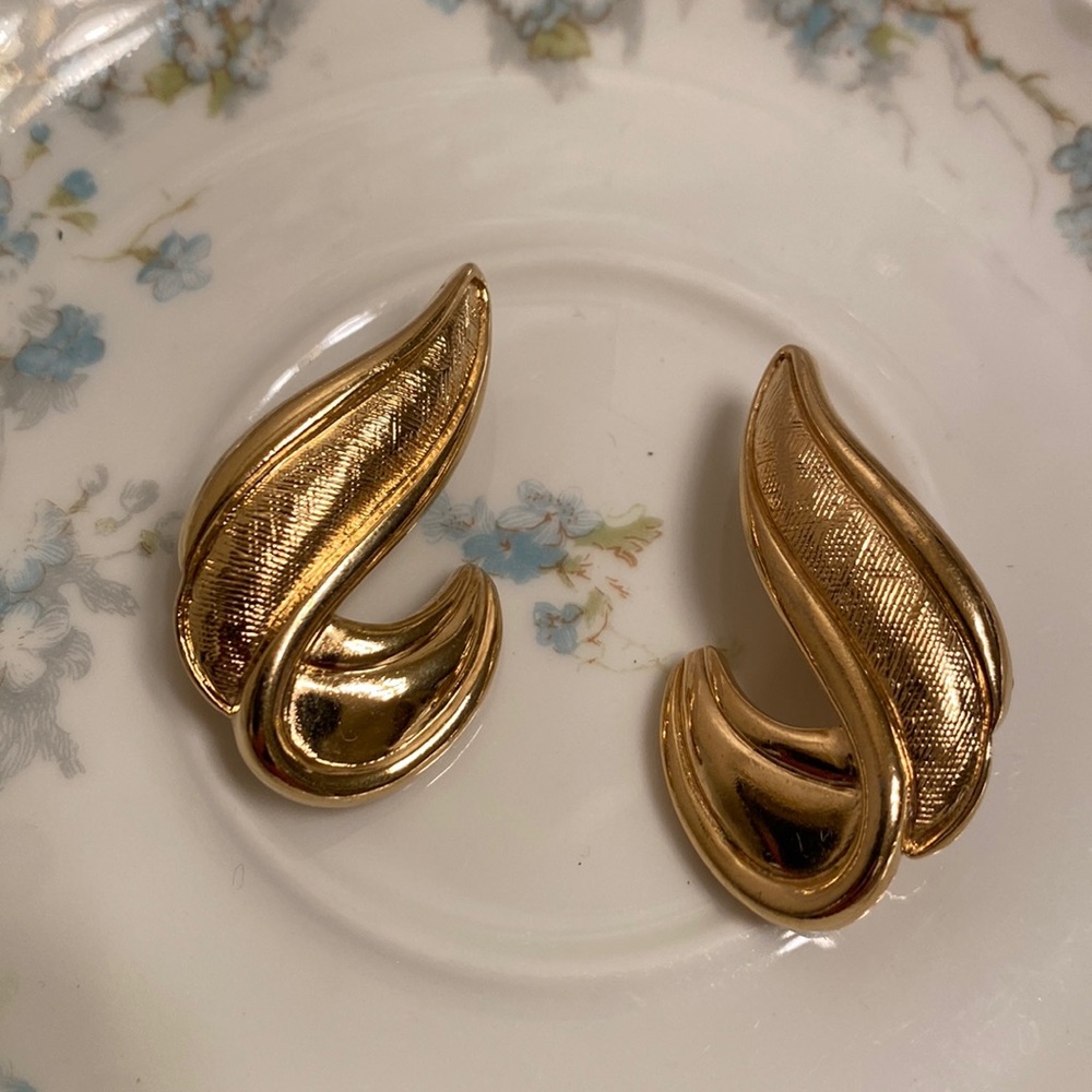 Vintage LARGE Avon clip earrings in gold metal-Swirl design/“J”